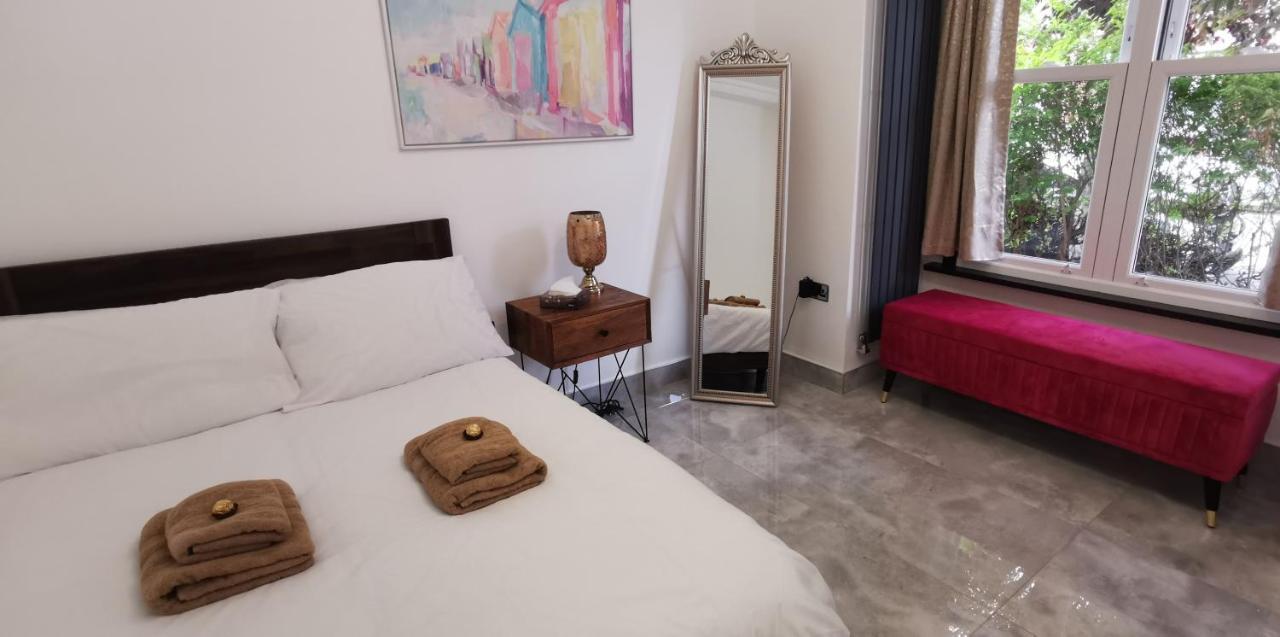 Luxury London Garden Home Sleep 7, 2 Mins To Metro 외부 사진