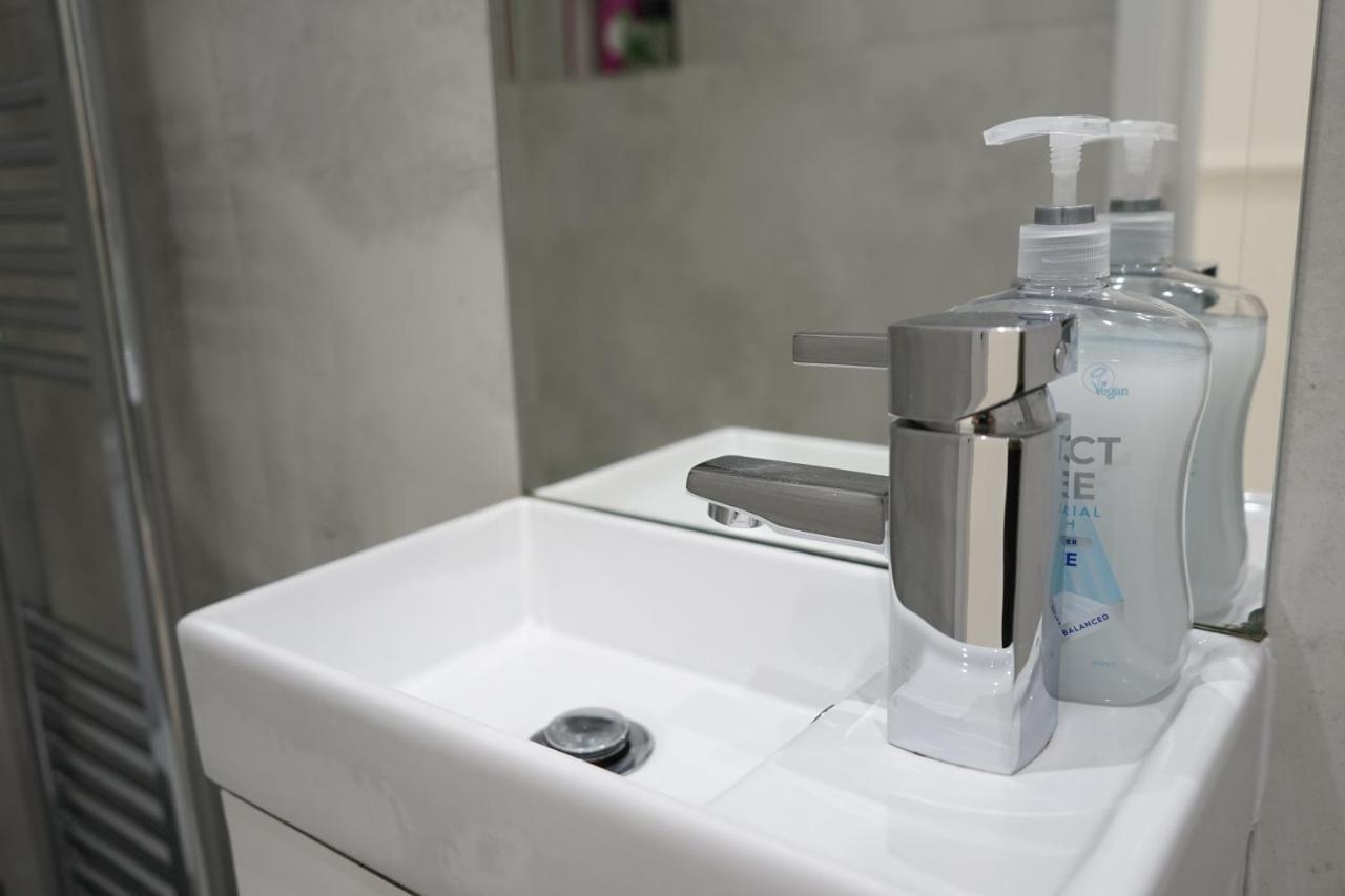 Luxury London Garden Home Sleep 7, 2 Mins To Metro 외부 사진